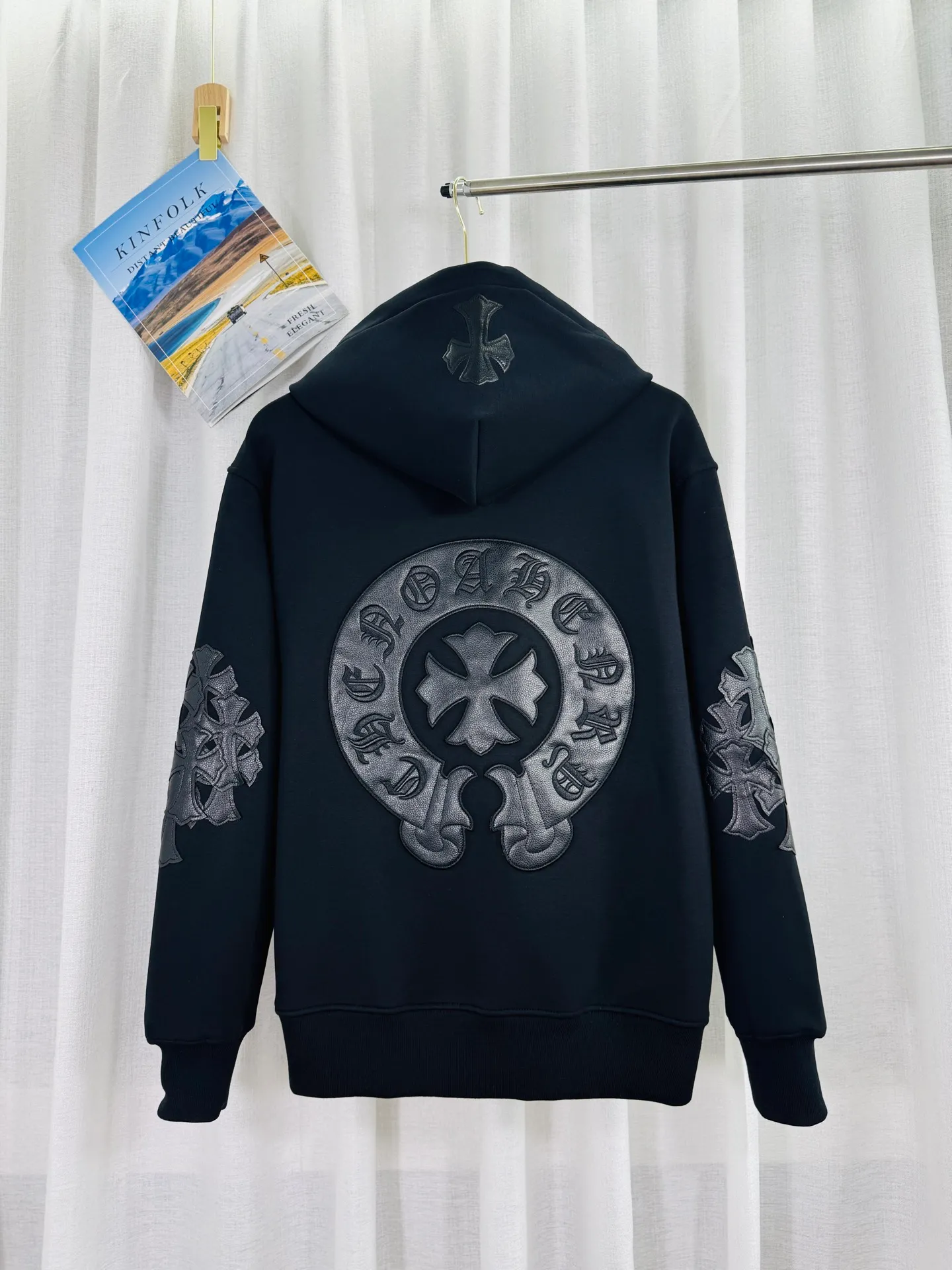 P380 top version, real shot without P, ​​different from market currency) 𝗖𝗵𝗿𝗼𝗺𝗲 𝗛𝗲𝗮𝗿𝘁𝘀/Cro Heart 2025 washed and burned flower patch embroidered autumn and winter new original single counter American patchwork 3D three-dimensional couple casual cardigan plus velvet jacket 👑The highest version! Customized fabric 550g tripe terry fabric! American acid-washed and distressed original fabric, laser burning + patch embroidery, exquisite embroidery of letters! The best-selling model in the counter, very comfortable to wear. Accessories: original molded and authenticated collar label➕100% silk wash label. Genuine purchase-grade original hangtag➕matching hanging rope➕3D hanging beads➕original packaging bag. Craftsmanship: The original version has consistent wiring! The highest version of the armhole matching technique! Color: Black Size: S M L XL Style No.: 612